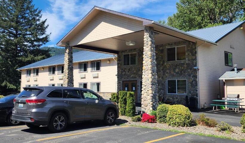 فندق Crest Trail Lodge