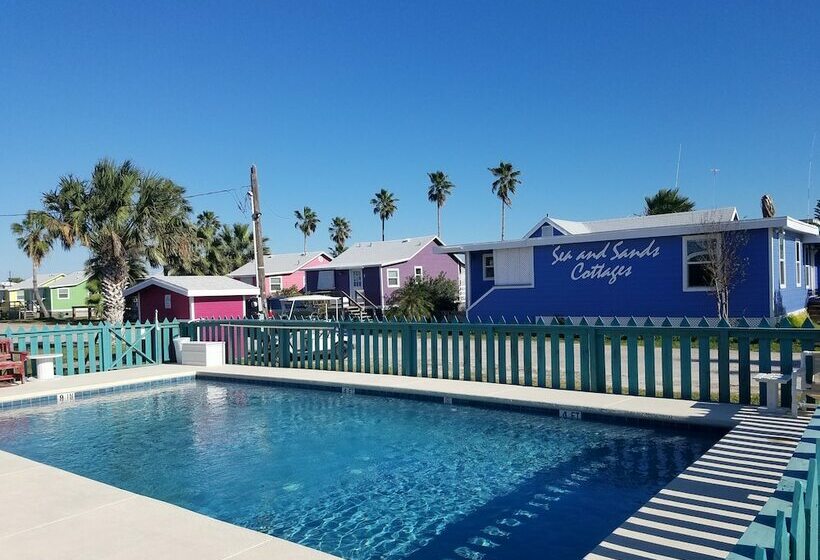 هتل Sea And Sands Cottages