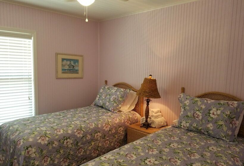 هتل Sea And Sands Cottages