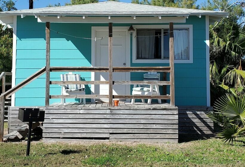 هتل Sea And Sands Cottages