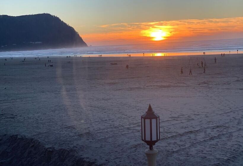 هتل The Ocean Front At Seaside