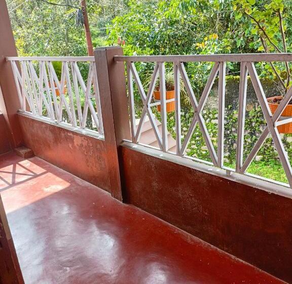 تختخواب و صبحانه Banraplang Syngkrem House