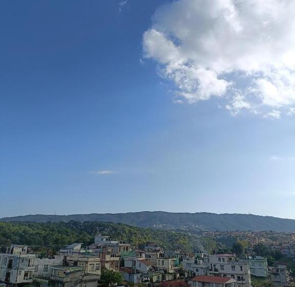 تختخواب و صبحانه Banraplang Syngkrem House