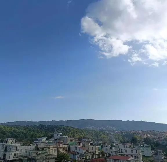 تختخواب و صبحانه Banraplang Syngkrem House