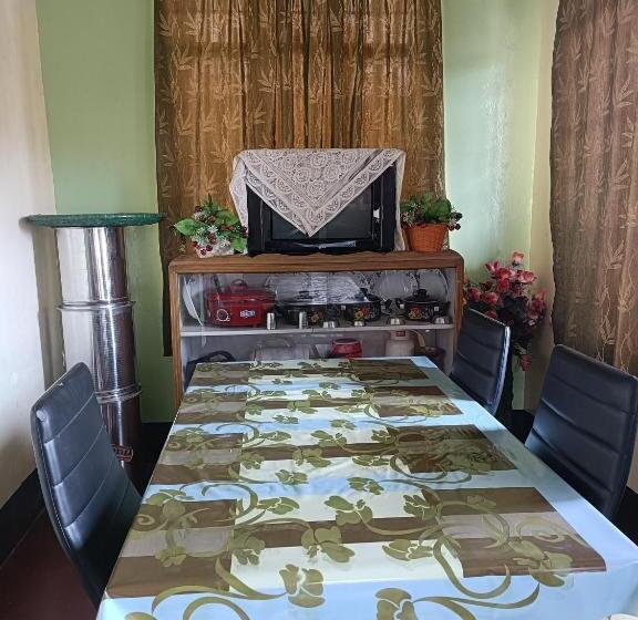 تختخواب و صبحانه Banraplang Syngkrem House