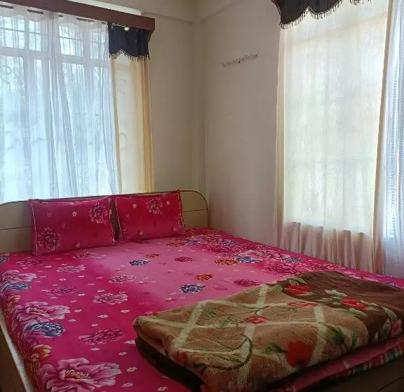 تختخواب و صبحانه Banraplang Syngkrem House