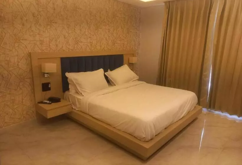 Hotelli Holiday Grand