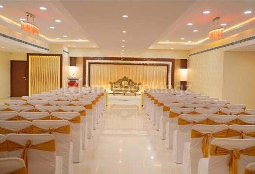 Hotel Maharaja Resort And