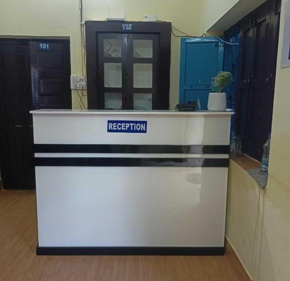 호텔 Spot On Kunj Bihari Palace