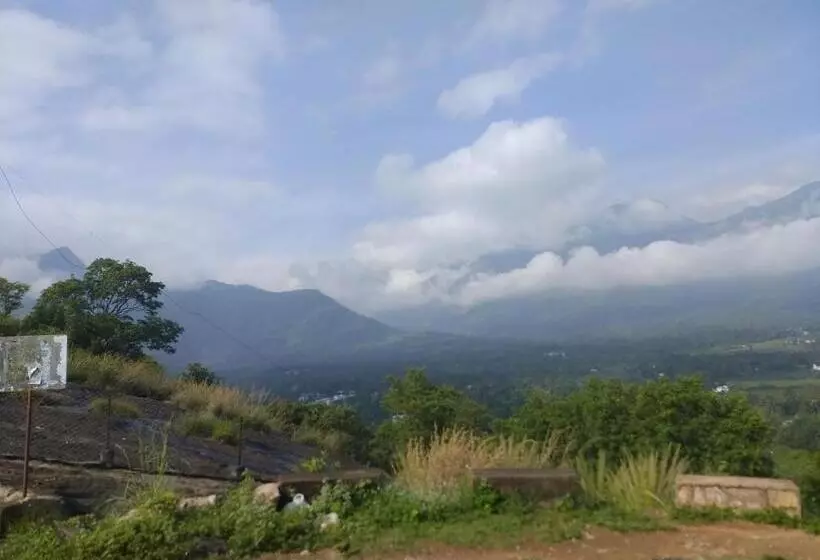 Majatalo Cosmic Mud House ,kanthalloor