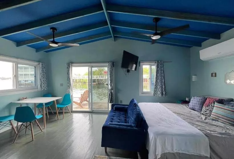 Dockside Utila Ocean Front Suites