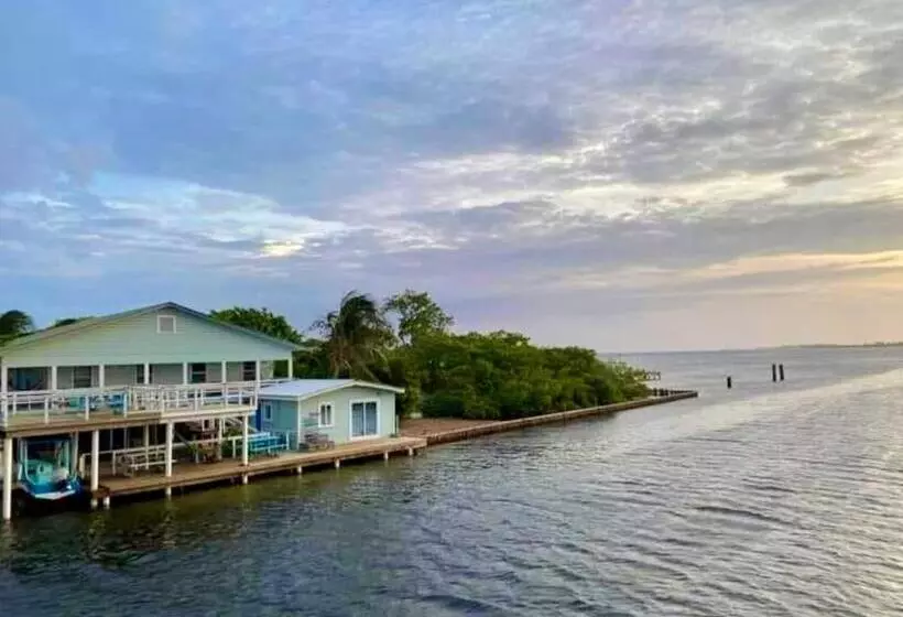 Dockside Utila Ocean Front Suites