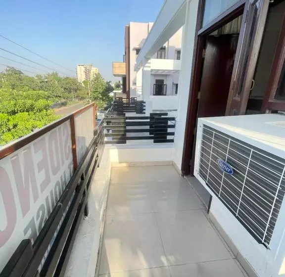 ホテル Aadi S Residency