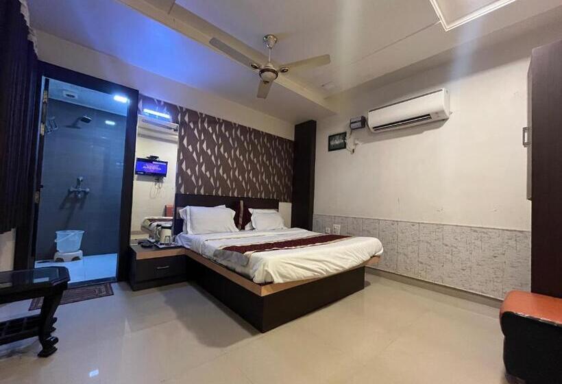 בית מלון כפרי Tushar Residency