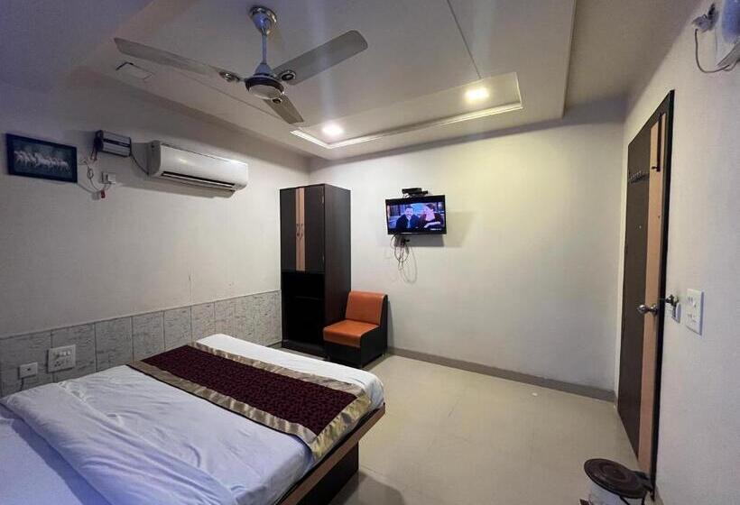 בית מלון כפרי Tushar Residency