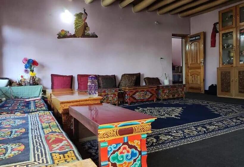 پانسیون Thupwang Villa