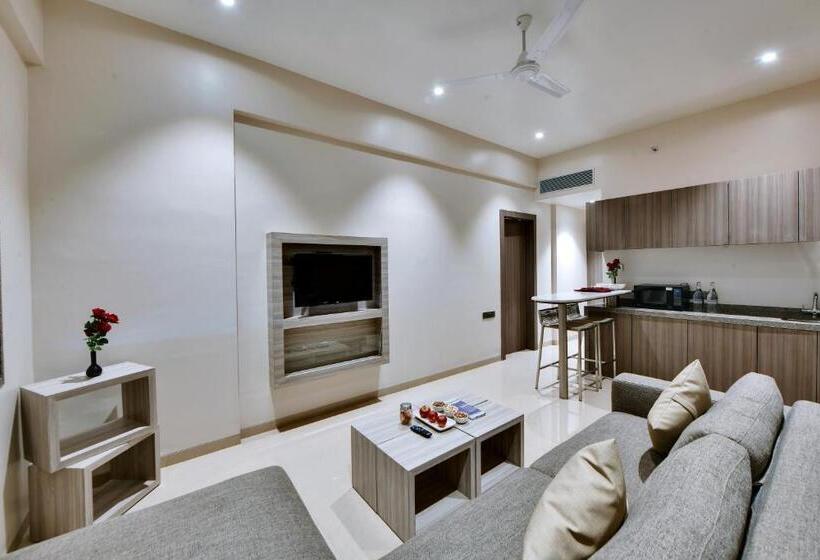 Click Hotel Pithampur