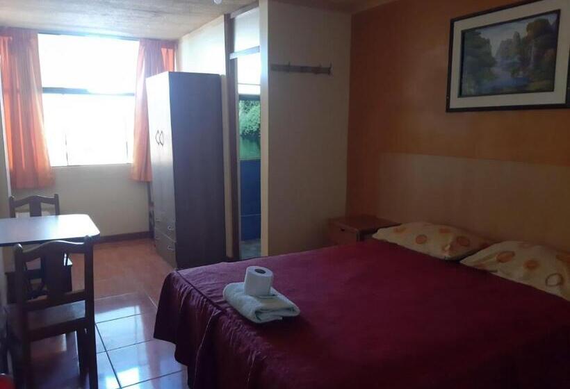 فندق Hostal Azul