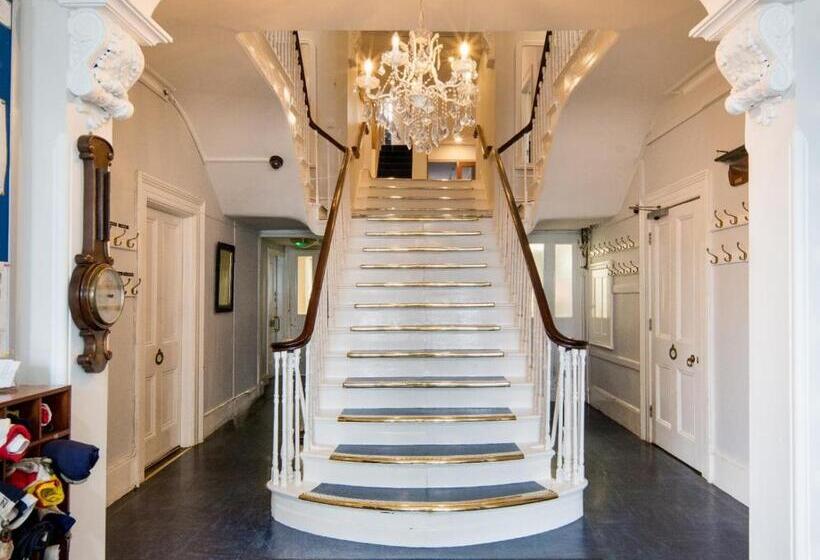 בית מלון כפרי Royal London Yacht Club