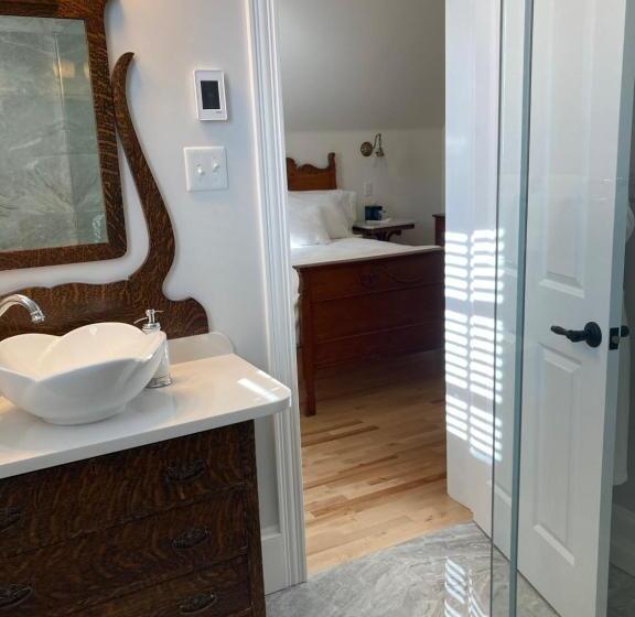 تختخواب و صبحانه The Red House Fredericton