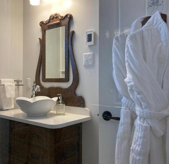 تختخواب و صبحانه The Red House Fredericton