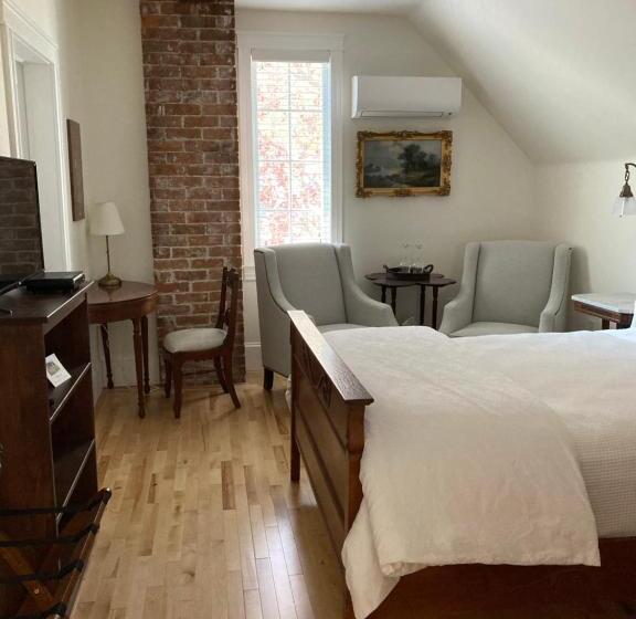 تختخواب و صبحانه The Red House Fredericton