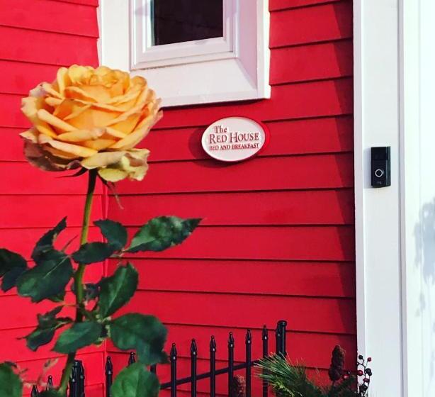 تختخواب و صبحانه The Red House Fredericton