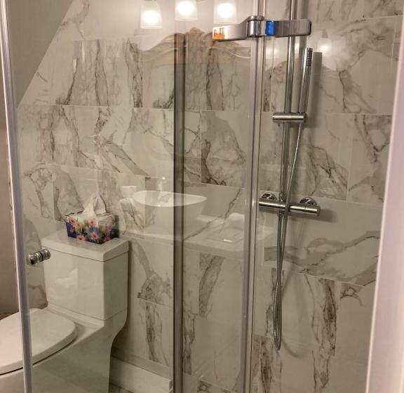 تختخواب و صبحانه The Red House Fredericton