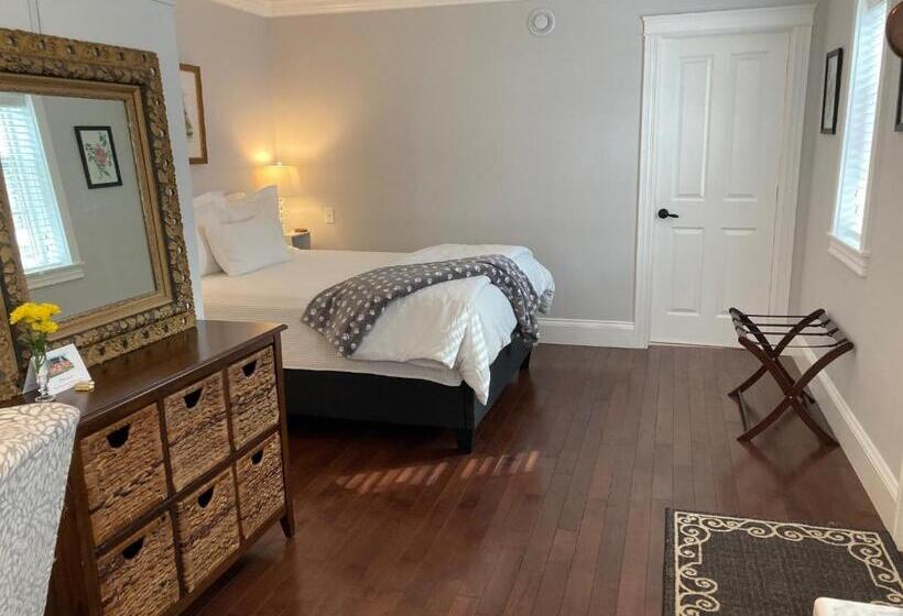 تختخواب و صبحانه The Red House Fredericton