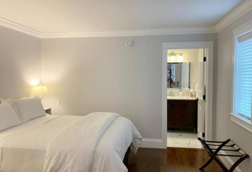 تختخواب و صبحانه The Red House Fredericton