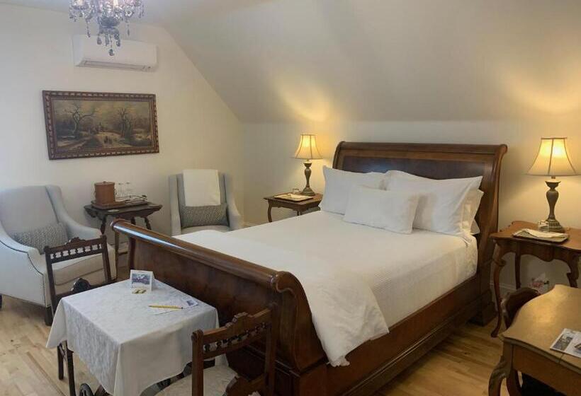 تختخواب و صبحانه The Red House Fredericton