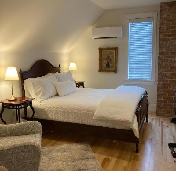 تختخواب و صبحانه The Red House Fredericton