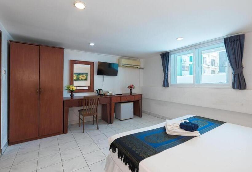 هتل Bevans Place Karon