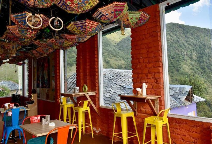 فندق Merak Cafe & Stay