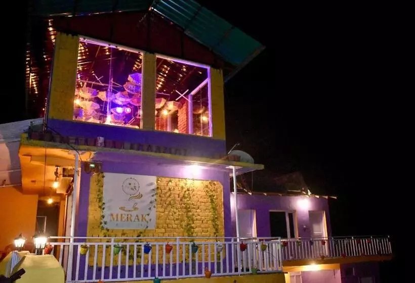 ホテル Merak Cafe & Stay
