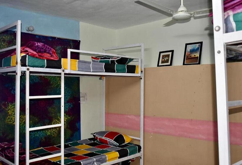 فندق Merak Cafe & Stay