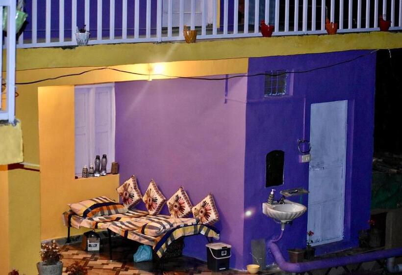 فندق Merak Cafe & Stay