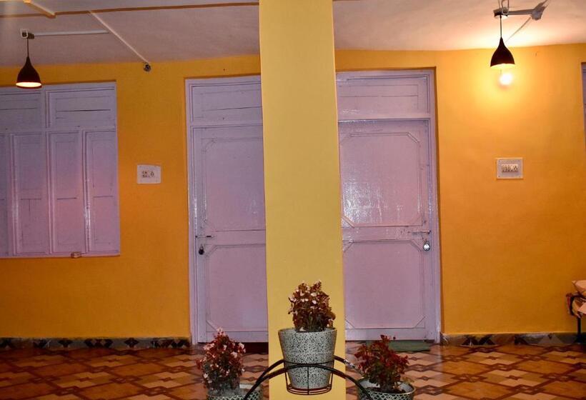 فندق Merak Cafe & Stay