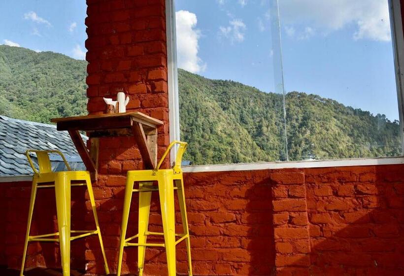 فندق Merak Cafe & Stay