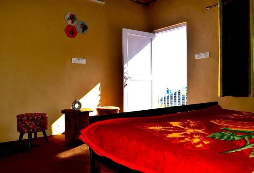 فندق Merak Cafe & Stay