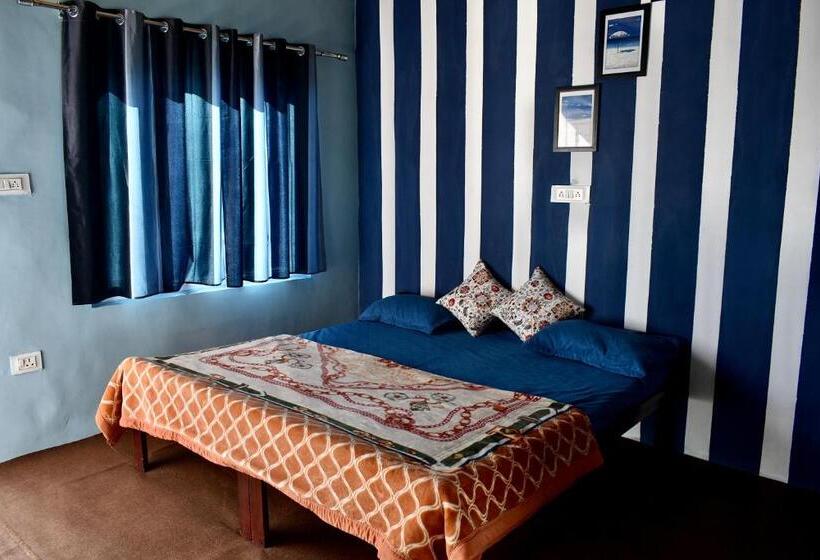 فندق Merak Cafe & Stay