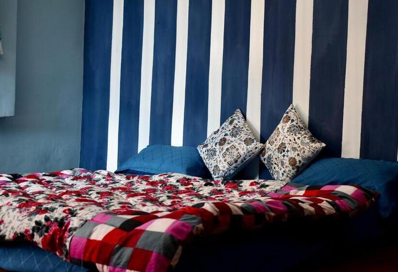 فندق Merak Cafe & Stay