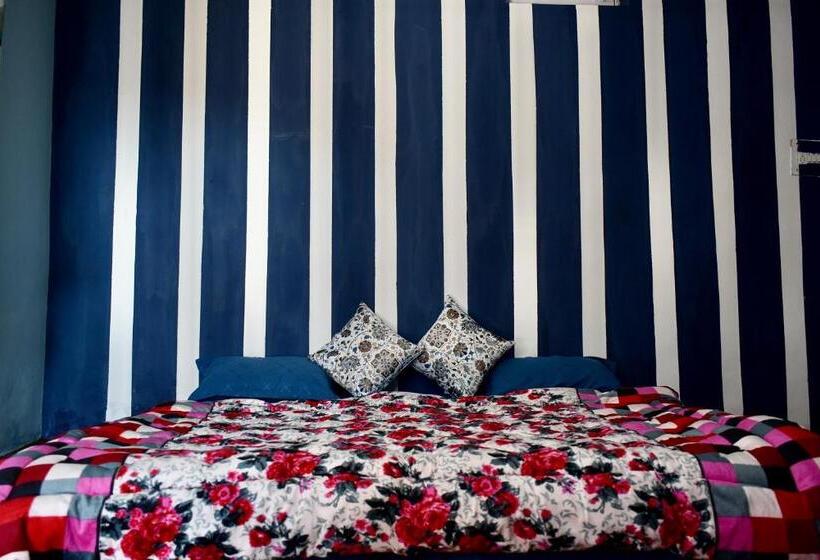 فندق Merak Cafe & Stay