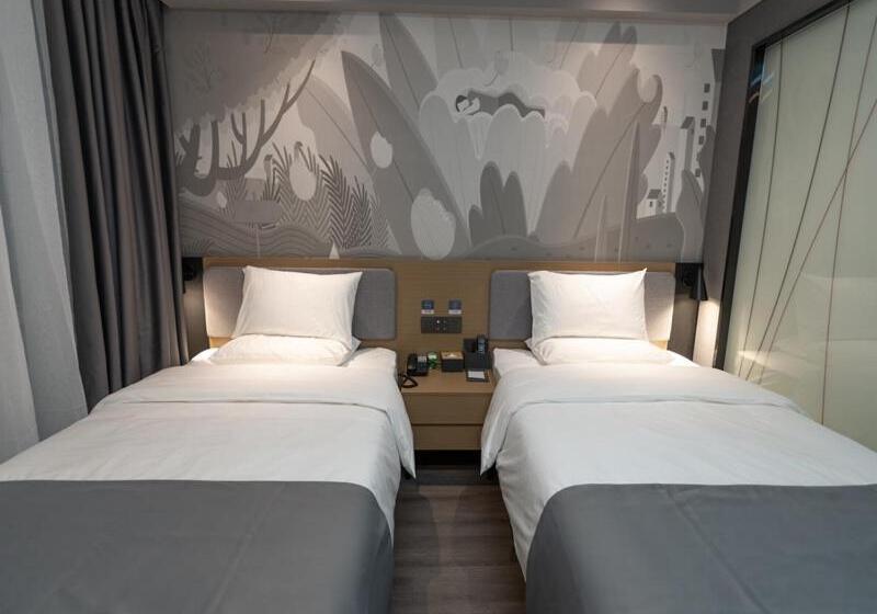 Отель Thank Inn Plus Lanzhou New District Zhongchuan Airport Rainbow City