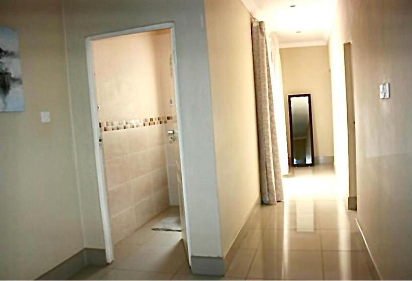 هتل Titan Valley Guesthouse