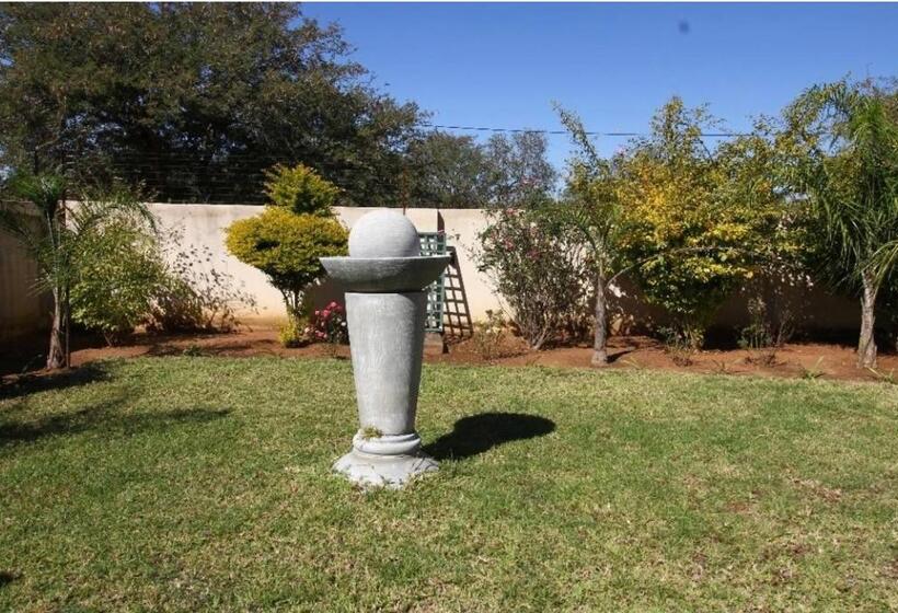 هتل Titan Valley Guesthouse