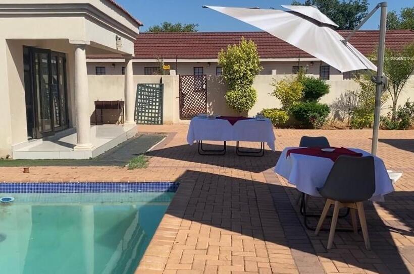 هتل Titan Valley Guesthouse