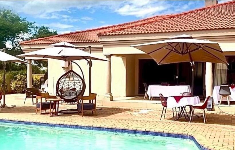 هتل Titan Valley Guesthouse