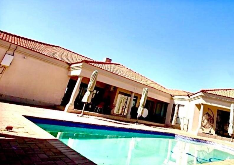 هتل Titan Valley Guesthouse