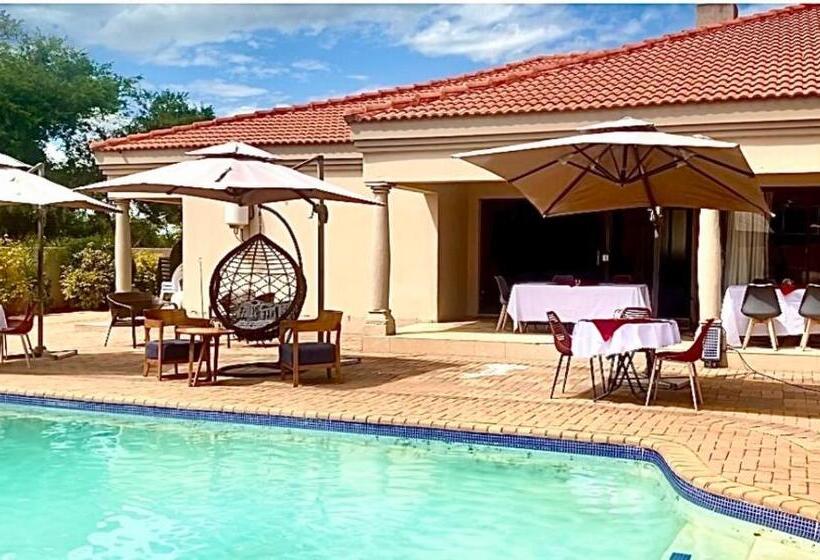 هتل Titan Valley Guesthouse